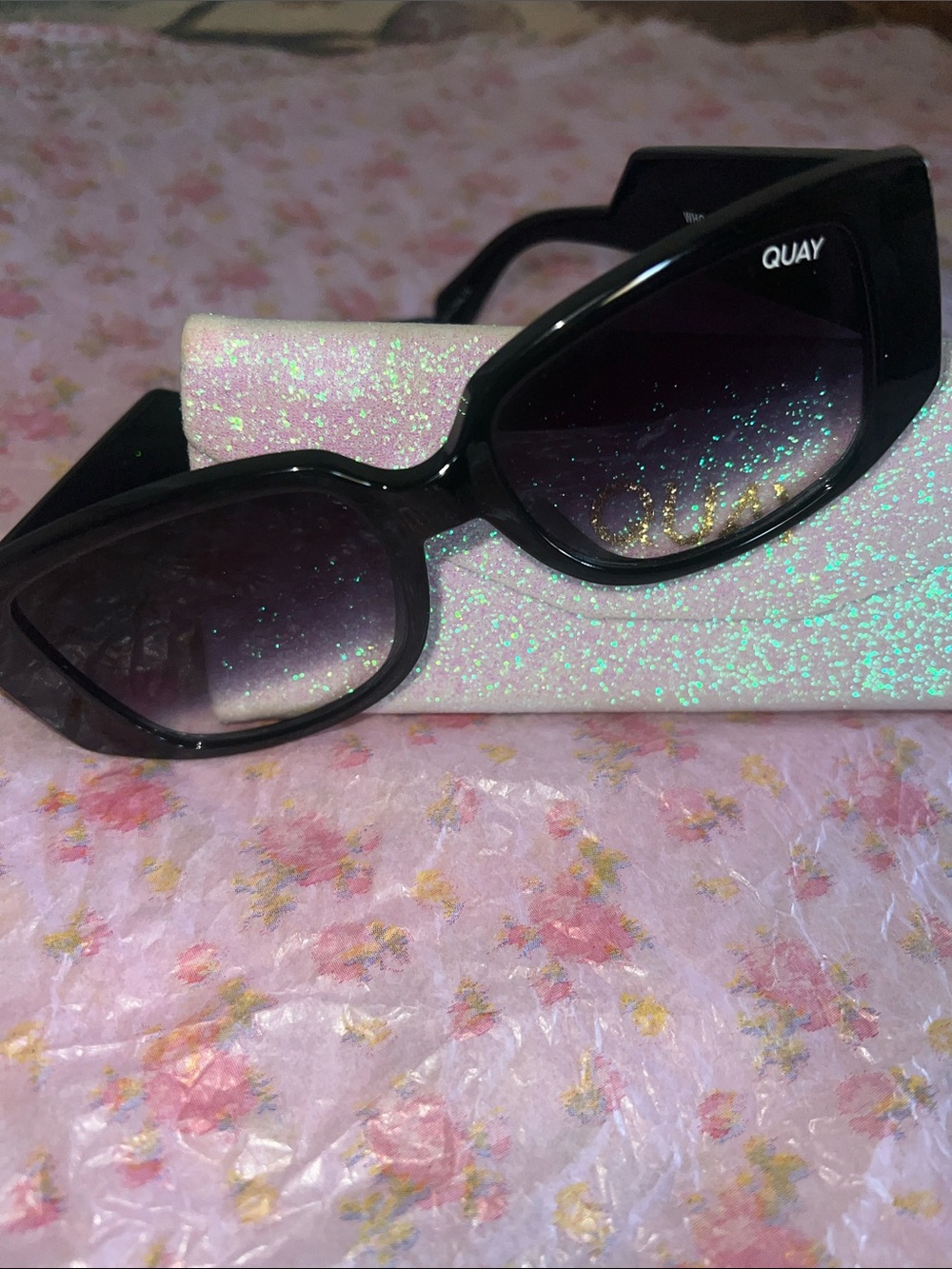 QUAY 🎀💕WHO IS SHE  Oversized Black Gradient Lens Sunglasses 🕶️ 🤍🩷